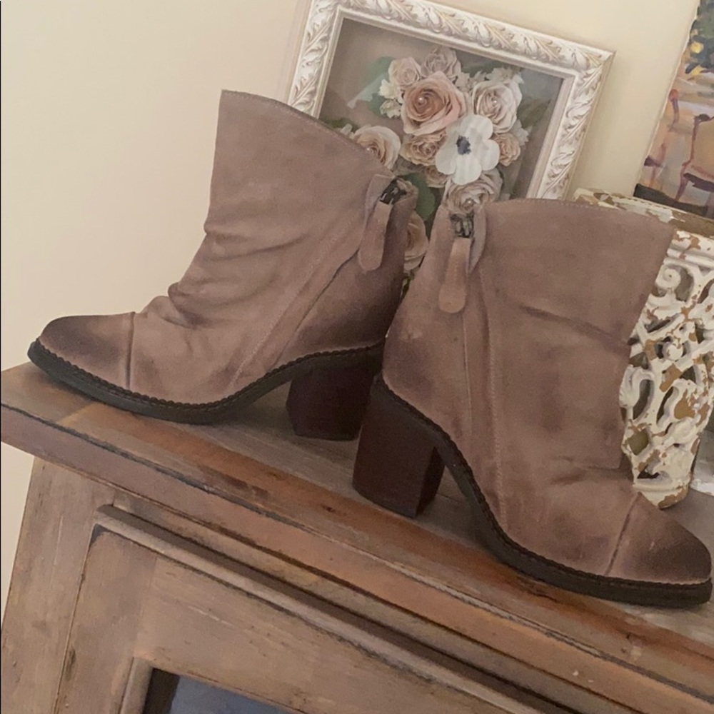 Distressed booties beige